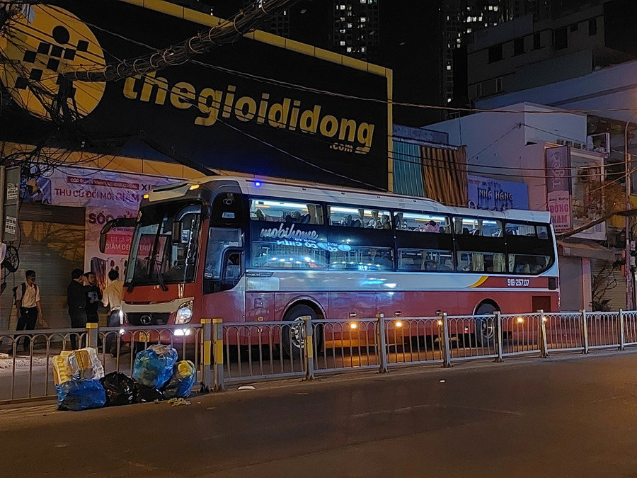 Xe khách Thành Bưởi đang đón khách. Xe khách Thành Bưởi đang đón khách.