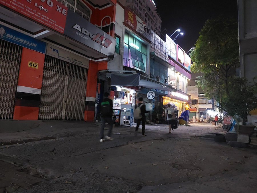 Hành khách kéo ôm valy ra "bến cóc". Hành khách kéo ôm valy ra "bến cóc".