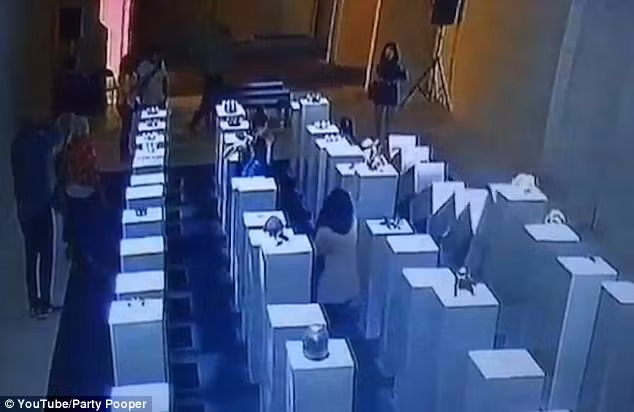 Số tác phẩm nghệ thuật bị cô gái vô ý phá hỏng có giá tới 4,5 tỷ đồng.