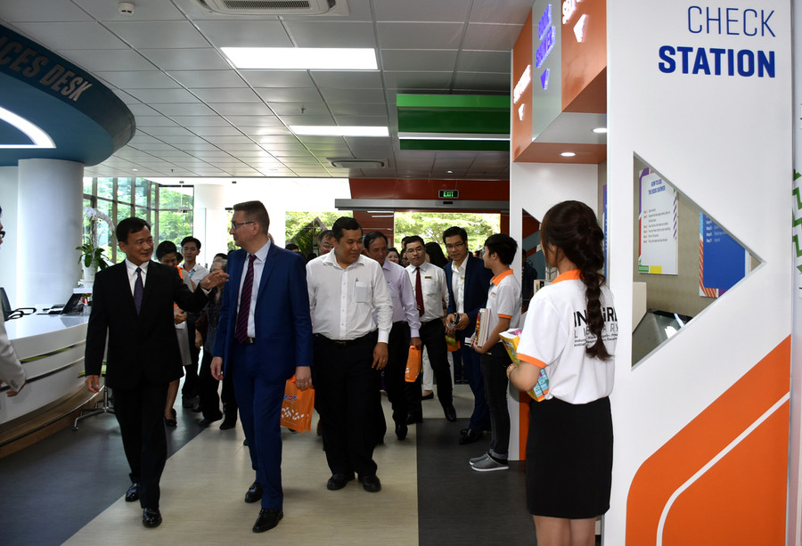 GS. Lê Vinh Danh hướng dẫn Đại sứ Phần Lan tham quan thư viện GS. Lê Vinh Danh hướng dẫn Đại sứ Phần Lan tham quan thư viện