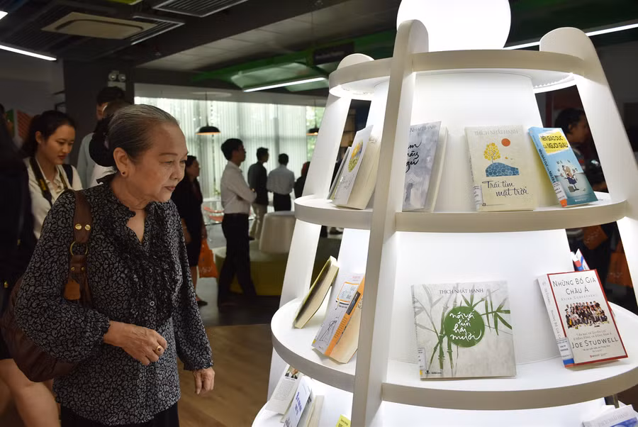 Bà Hoàng Thị Khánh, Chủ tịch Hội đồng sáng lập Trường ĐH Tôn Đức Thắng tham quan thư viện