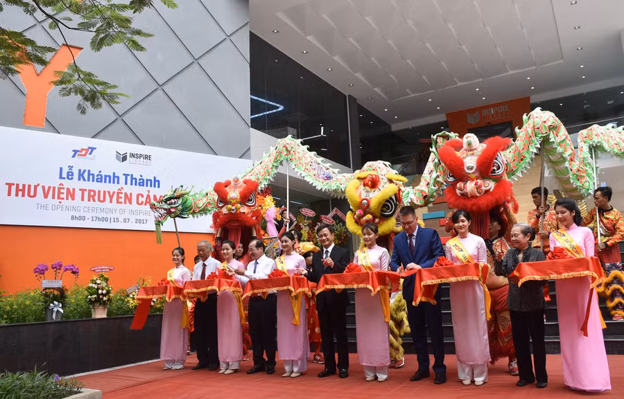 Đại diện nhà trường cùng khách mời cắt băng khánh thành thự viện