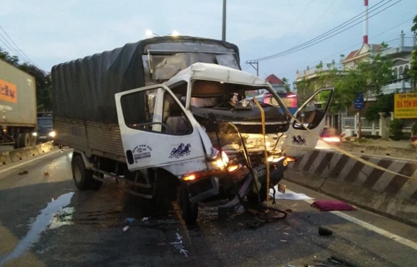 Cà Mau: Ô tô đâm mô tô cùng chiều, 1 thượng úy công an tử vong tại chỗ