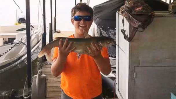 cau duoc vi khi di cau ca, kinh ngac khi mo ra xem hinh anh 1