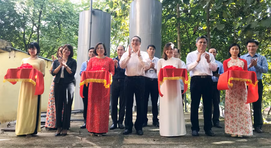 Các đại biểu cắt băng khánh thành công trình Nghiên cứu cấp và xử lý nước sạch