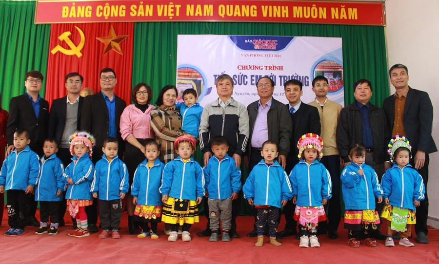 Tặng áo ấm cho học sinh tại điểm trường Phú Đô, trường mầm non Phú Đô 2.