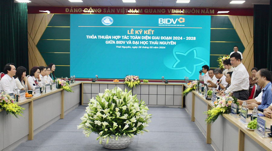 PGS.TS Hoàng Văn Hùng, Giám đốc Đại học Thái Nguyên phát biểu trao đổi tại buổi lễ. PGS.TS Hoàng Văn Hùng, Giám đốc Đại học Thái Nguyên phát biểu trao đổi tại buổi lễ.