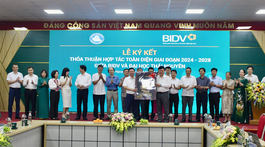 Đại học Thái Nguyên tặng quà cho Ngân hàng BIDV. Đại học Thái Nguyên tặng quà cho Ngân hàng BIDV.