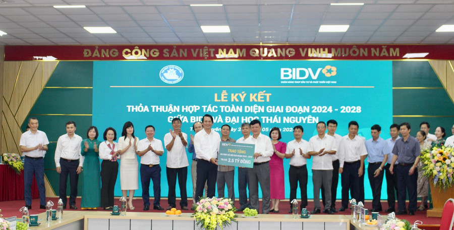 Ngân hàng BIDV trao tặng tài trợ an sinh xã hội cho Đại học Thái Nguyên với tổng tài trợ 2,5 tỷ đồng. Ngân hàng BIDV trao tặng tài trợ an sinh xã hội cho Đại học Thái Nguyên với tổng tài trợ 2,5 tỷ đồng.