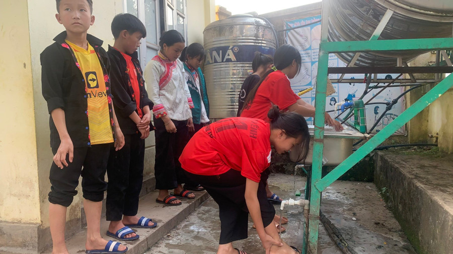 Những dòng nước mát lành được dẫn về tận trường, đó là kết quả của chương trình "Nước cho em" do huyện Nậm Pồ phát động. Những dòng nước mát lành được dẫn về tận trường, đó là kết quả của chương trình "Nước cho em" do huyện Nậm Pồ phát động.