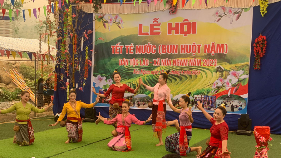 Các tiết mục văn nghệ đặc sắc do nhân dân địa phương biểu diễn. Các tiết mục văn nghệ đặc sắc do nhân dân địa phương biểu diễn.