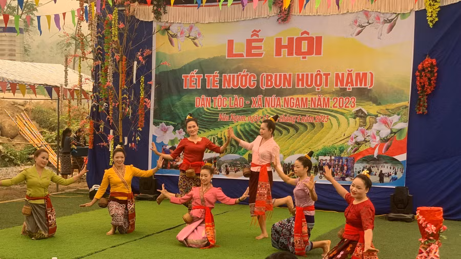 Các tiết mục văn nghệ đặc sắc do nhân dân địa phương biểu diễn.