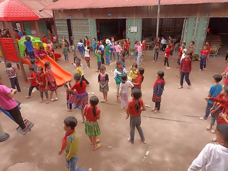 Học sinh nhà trường đa số là con em đồng bào nghèo theo học.