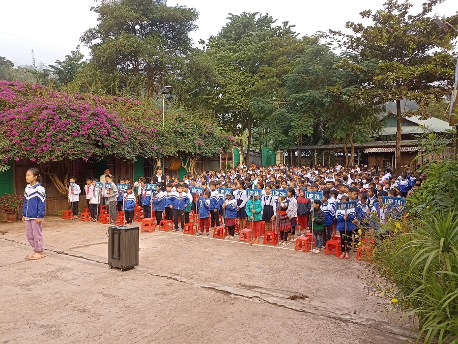 Học sinh toàn trường trong buổi chào cờ đầu tuần.