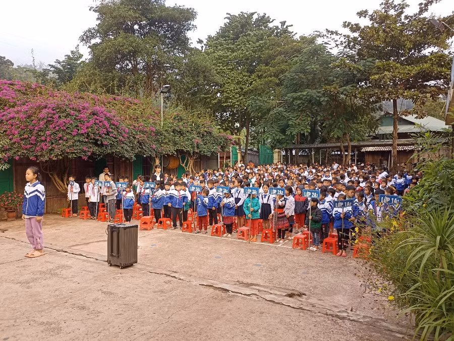 Học sinh toàn trường trong buổi chào cờ đầu tuần.