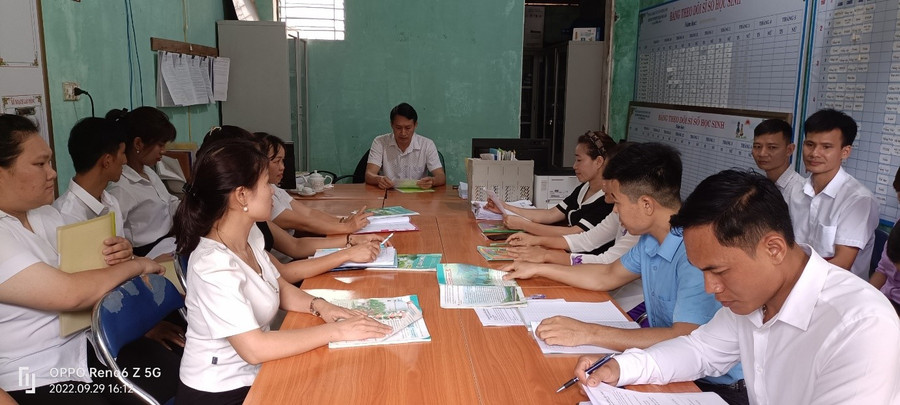 Một buổi sinh hoạt chuyên môn của tập thể sư phạm nhà trường.