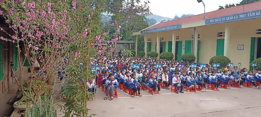 Học sinh ở điểm trường chính sinh hoạt đầu tuần.