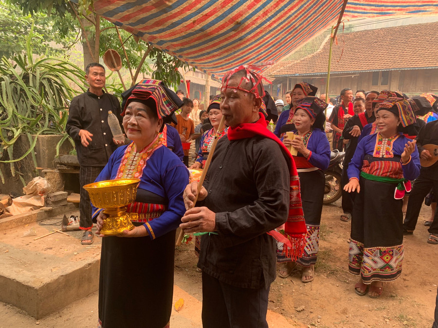 Bà mo cùng nhân dân địa phương tiến hành tục "xin nước". Bà mo cùng nhân dân địa phương tiến hành tục "xin nước".