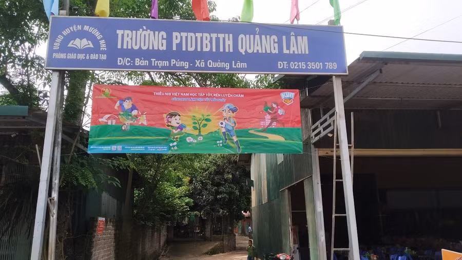 Cơ sở vật chất của nhà trường còn tạm bợ.