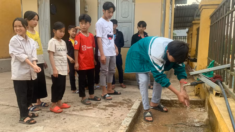 Học sinh vùng cao vui mừng khi được sử dụng nước sạch.