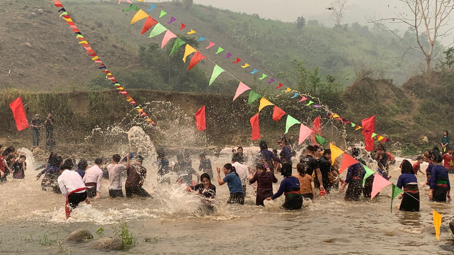 Người dân địa phương xuống sông té nước như gột rửa những điều không may mắn, đón đợi năm mới "thuận buồm xuôi gió". Người dân địa phương xuống sông té nước như gột rửa những điều không may mắn, đón đợi năm mới "thuận buồm xuôi gió".