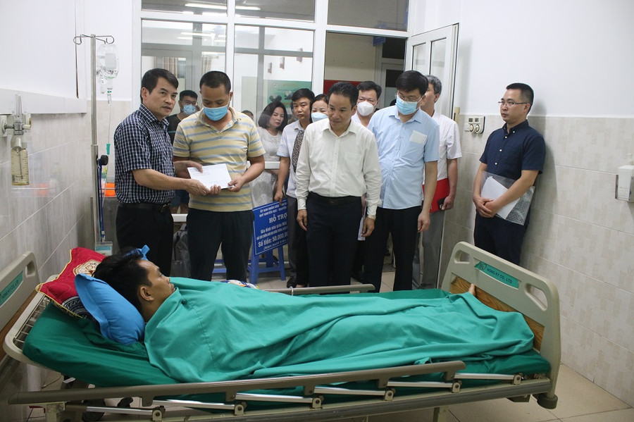 Ông Phạm Tuấn Anh, Phó Cục trưởng Cục Nhà giáo và Cán bộ quản lý giáo dục gửi thư và động viên tới gia đình cô giáo Mai Thị Yến. Ông Phạm Tuấn Anh, Phó Cục trưởng Cục Nhà giáo và Cán bộ quản lý giáo dục gửi thư và động viên tới gia đình cô giáo Mai Thị Yến.