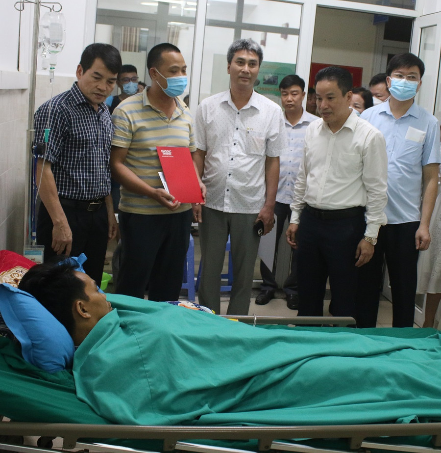 Đại diện Báo Giáo dục và Thời đại thăm hỏi và chia sẻ với gia đình cô giáo Mai Thị Yến. Đại diện Báo Giáo dục và Thời đại thăm hỏi và chia sẻ với gia đình cô giáo Mai Thị Yến.