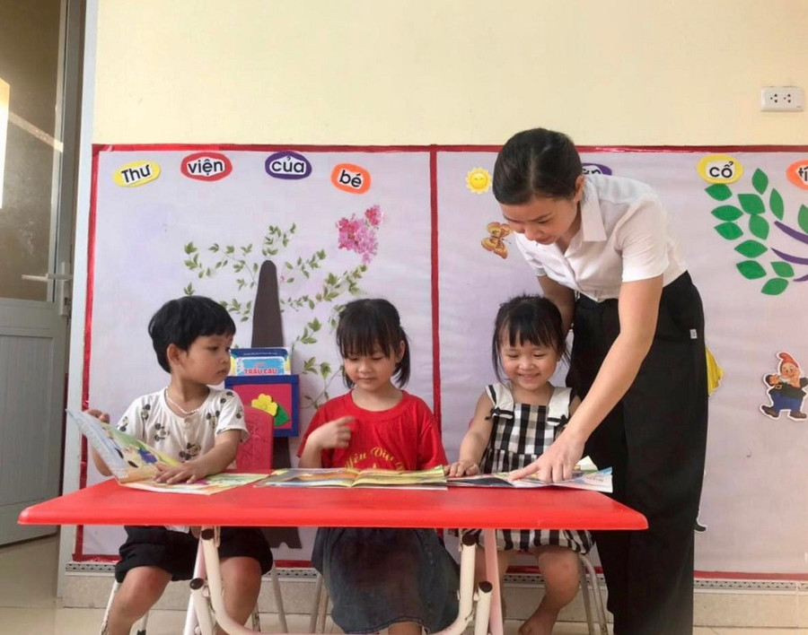 Cô giáo Đinh Thị Nhài đã có 11 năm gắn bó với các điểm trường vùng cao và học sinh người dân tộc thiểu số. Cô giáo Đinh Thị Nhài đã có 11 năm gắn bó với các điểm trường vùng cao và học sinh người dân tộc thiểu số.