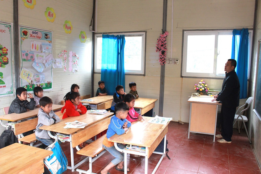 Điểm trường Lũng Hoài nằm trên ngọn núi cao hẻo lánh, nơi có điều kiện kinh tế xã hội đặc biệt khó khăn. Điểm trường Lũng Hoài nằm trên ngọn núi cao hẻo lánh, nơi có điều kiện kinh tế xã hội đặc biệt khó khăn.