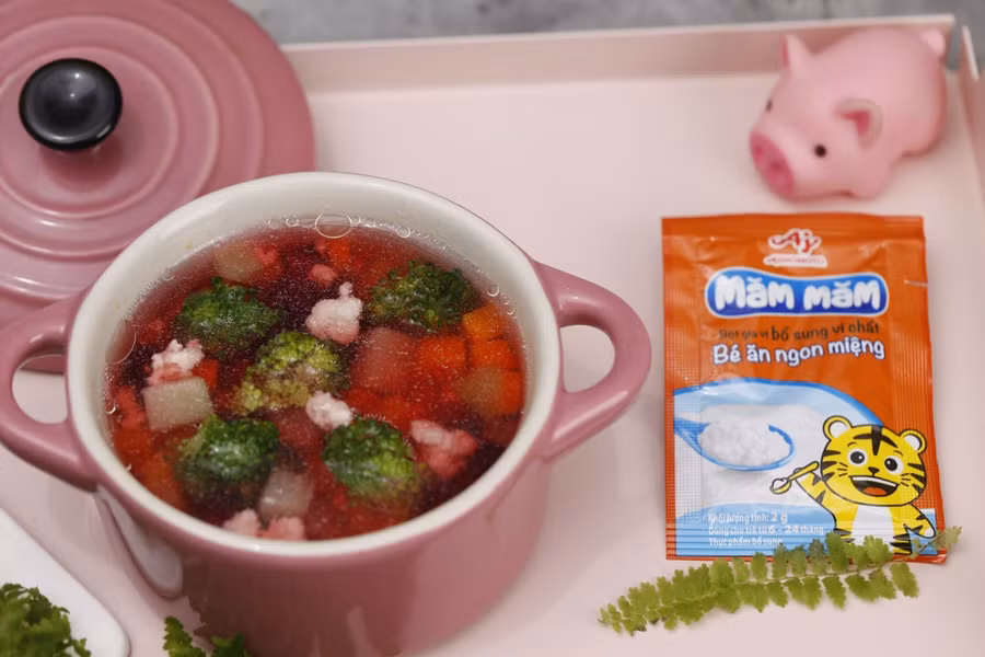 Trẻ cần được cung cấp dinh dưỡng đầy đủ qua thực đơn hằng ngày.