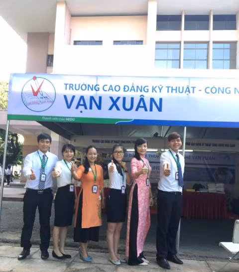Đội ngũ tư vấn tuyển sinh thân thiện, giàu chuyên môn của Trường Cao đẳng Vạn Xuân
