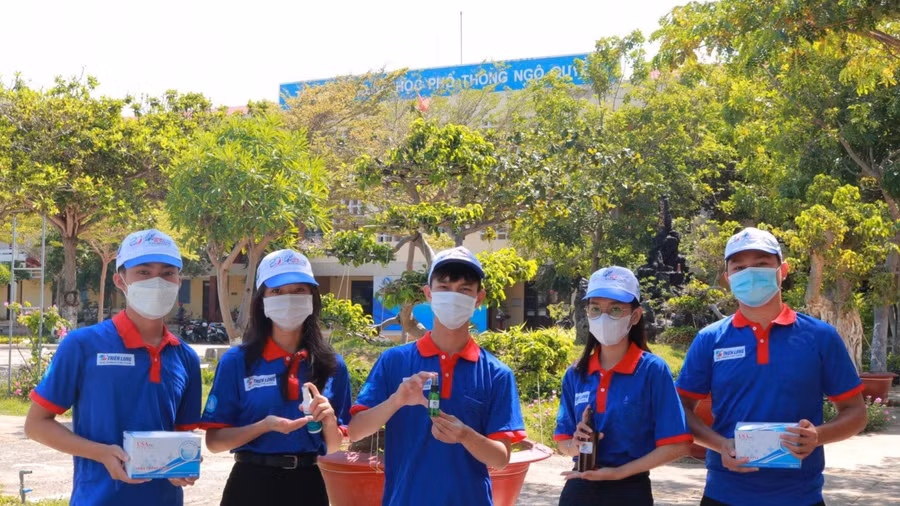 Dù chưa bị ảnh hưởng bởi dịch Covid-19 nhưng học sinh huyện đảo Phú Quý vẫn thực hiện nghiêm 5K theo yêu cầu của Bộ Y tế