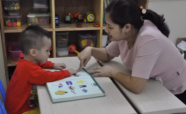 Cô giáo về quê mở lớp dạy trẻ tự kỷ