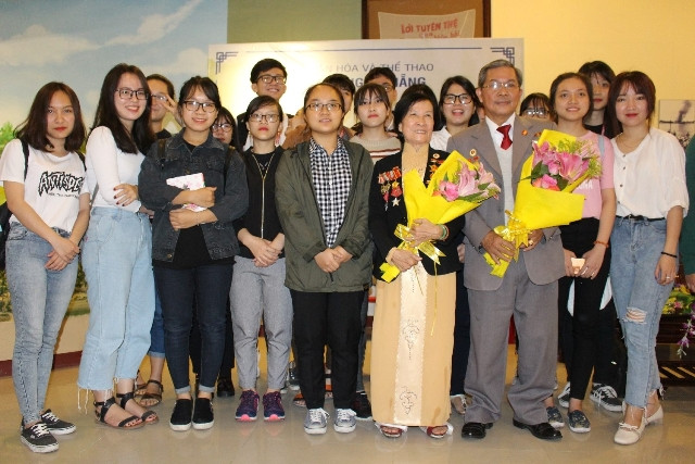 Hai nhân chứng (ôm hoa) của sự kiện Đà Nẵng – Mậu thân 1968 chụp ảnh lưu niệm cùng SV