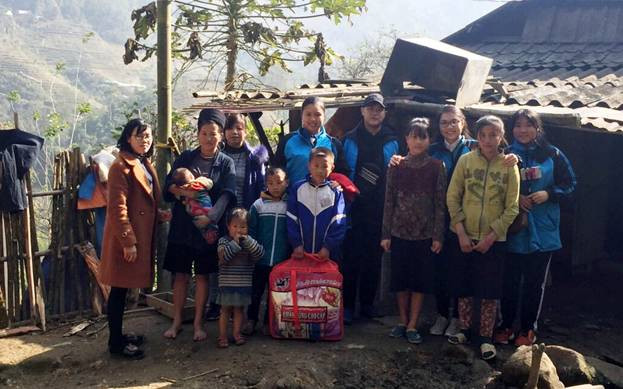 Đại diện trường THPT Thái Nguyên tặng quà cho HS Trung Chải có hoàn cảnh khó khăn