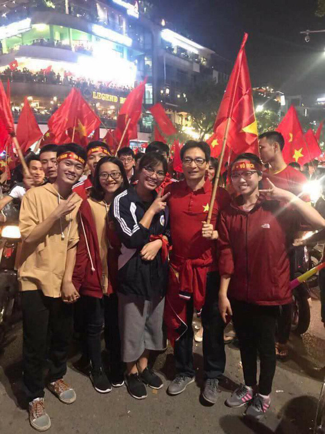 Phó Thủ tướng Vũ Đức Đam và các bạn trẻ mừng U23 Việt Nam chiến thắng. Ảnh: Phan Anh/VietQ Phó Thủ tướng Vũ Đức Đam và các bạn trẻ mừng U23 Việt Nam chiến thắng. Ảnh: Phan Anh/VietQ