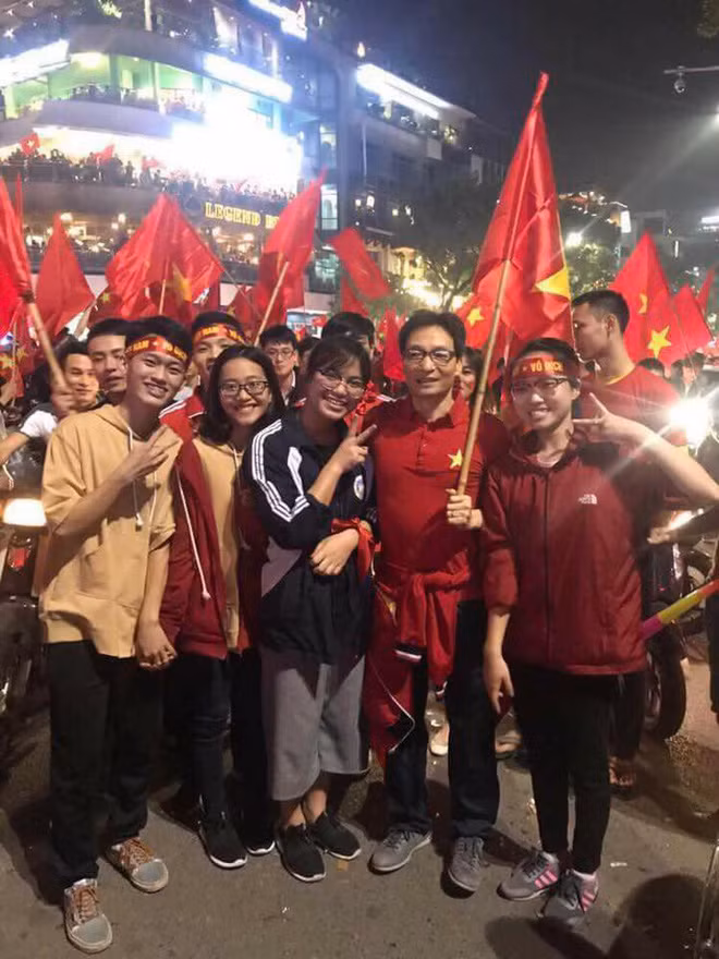 Phó Thủ tướng Vũ Đức Đam và các bạn trẻ mừng U23 Việt Nam chiến thắng. Ảnh: Phan Anh/VietQ
