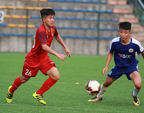 U18 Việt Nam (đỏ) cần thời gian để rèn giũa. U18 Việt Nam (đỏ) cần thời gian để rèn giũa.