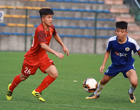 U18 Việt Nam (đỏ) cần thời gian để rèn giũa.