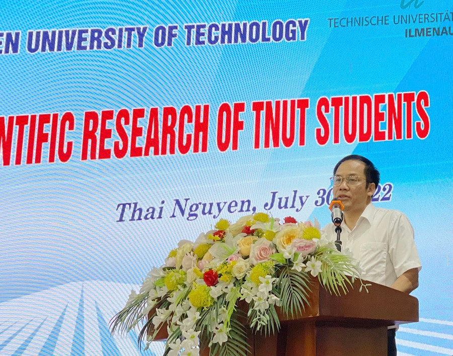 PGS.TS Vũ Ngọc Pi – Phó Hiệu trưởng Trường Đại học Kỹ thuật Công nghiệp phát biểu tại Hội thảo. PGS.TS Vũ Ngọc Pi – Phó Hiệu trưởng Trường Đại học Kỹ thuật Công nghiệp phát biểu tại Hội thảo.