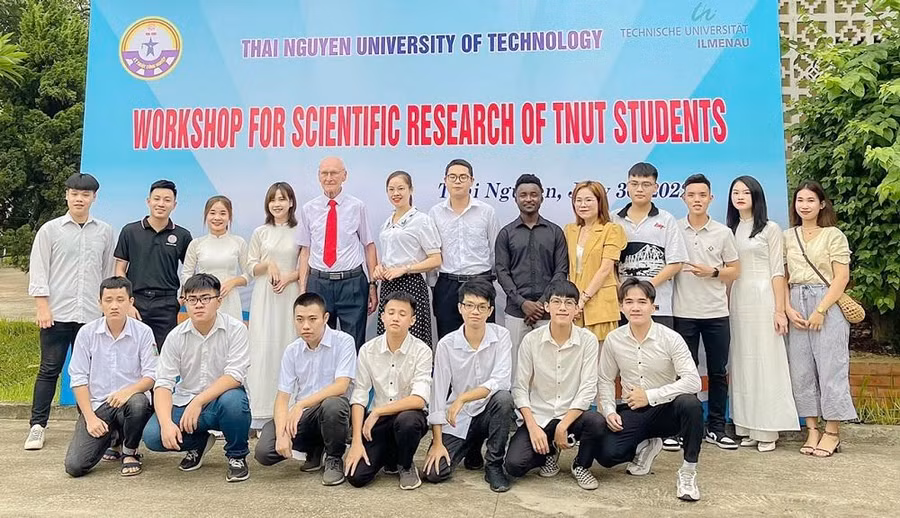 Sinh viên TNUT chụp ảnh cùng GS . Herman Horst Puta trường Đại học Công nghệ llmenau, CHLB Đức