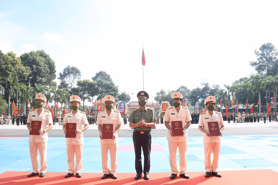 PGS.TS Trần Quốc Tỏ- Thứ trưởng Bộ Công an trao bằng Tiến sĩ cho các nghiên cứu sinh