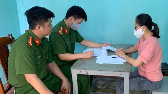 Cơ quan Công an làm việc với Nguyễn Thị Hồng Vân. Ảnh: Công lý