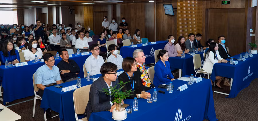 Quang cảnh buổi lễ đón nhận Giấy chứng nhận kiểm định của Hệ thống đánh giá giáo dục quốc gia của Úc -NEAS