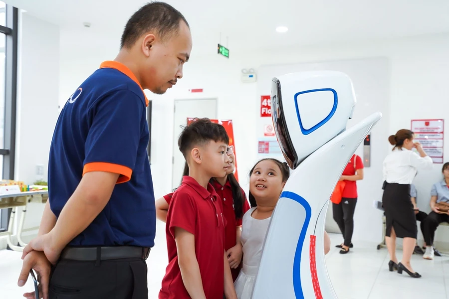 Học sinh Sunshine Maple Bear hứng thú tương tác với Robot trợ lý Hi-P tại Super Tots 2021