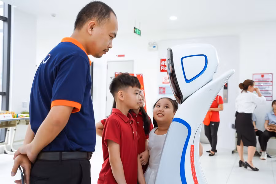 Học sinh Sunshine Maple Bear hứng thú tương tác với Robot trợ lý Hi-P tại Super Tots 2021
