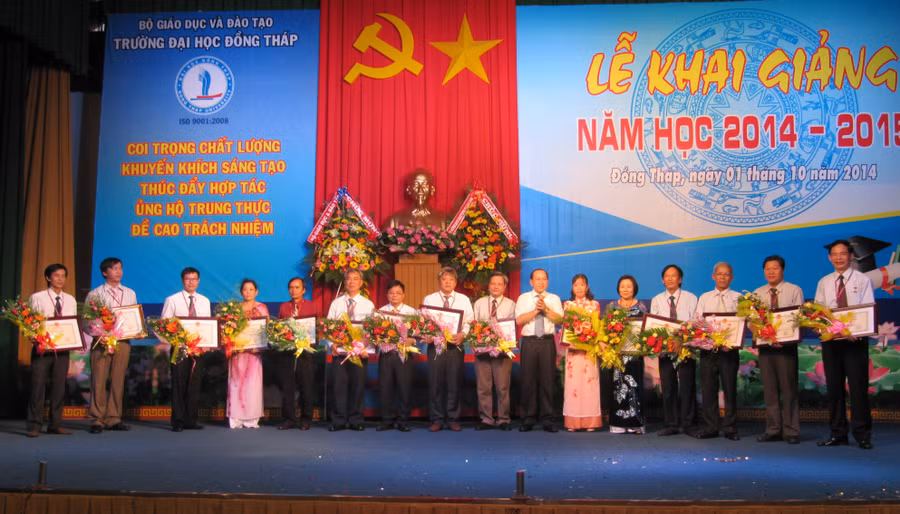 Cán bộ, giảng viên Trường ĐH Đồng Tháp nhận Bằng khen của Bộ GD&ĐT