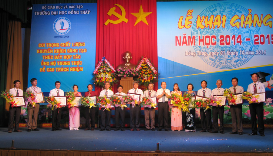 Cán bộ, giảng viên Trường ĐH Đồng Tháp nhận Bằng khen của Bộ GD&ĐT