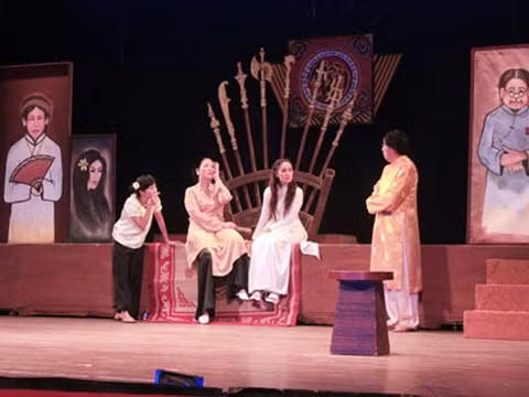 Sân khấu vượt khó trong quá trình xã hội hóa