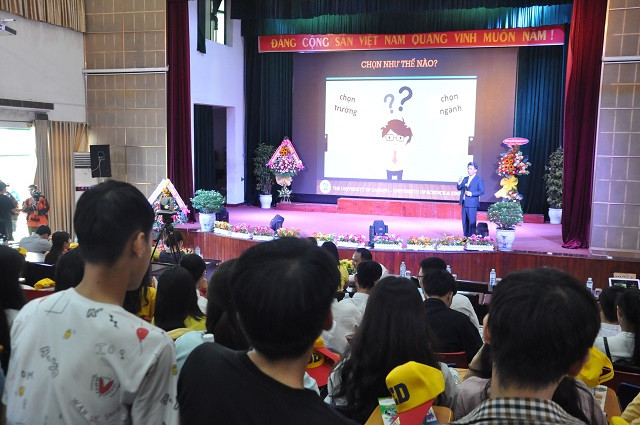 Các em học sinh được chuyên gia giải đáp, trao đổi về những băn khoăn trong định hướng nghề.